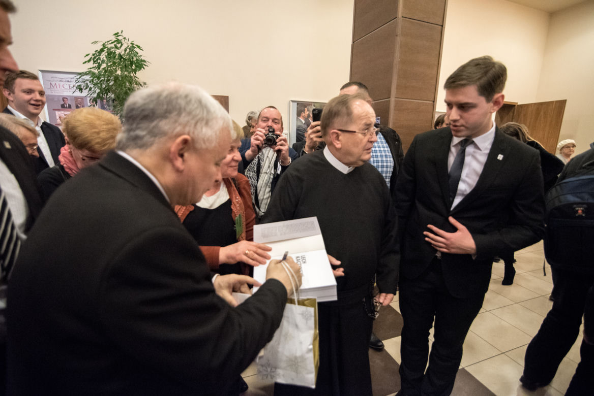 PiS płaci Rydzykowi, Platforma pijanemu spod ambasady