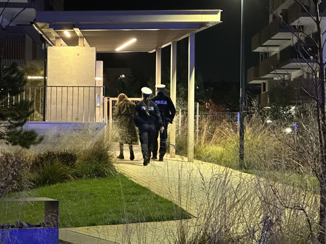 Pijana policjantka wiozła autem dzieci. Jej samochód wylądował na boku. Funkcjonariuszka została zawieszona