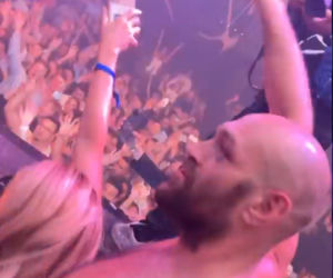Tyson Fury na after party po wygranej z Wilderem