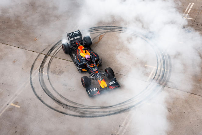 Formuła 1 na PGE Narodowym! Ryk silników wstrząśnie Warszawą. Bilety znikają w oczach!