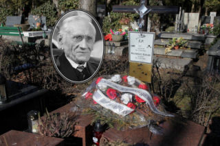 Grób Kazimierza Górskiego w 105. rocznicę urodzin. Wzruszający gest dzieci od razu rzuca się w oczy