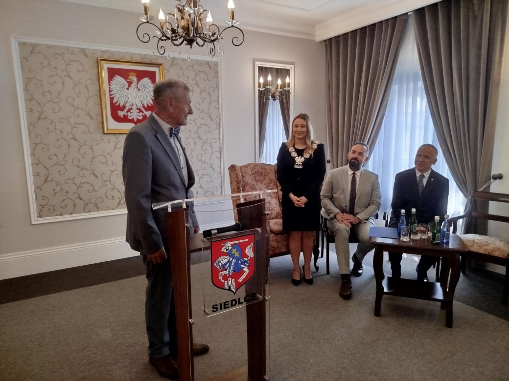Pamiątkowe medale, legitymacje i kwiaty z okazji 50-lecia pożycia małżeńskiego odebrało w Siedlcach osiem par