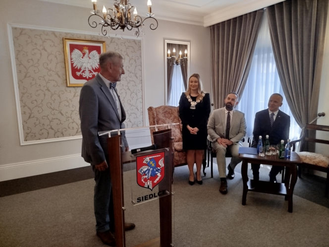Pamiątkowe medale, legitymacje i kwiaty z okazji 50-lecia pożycia małżeńskiego odebrało w Siedlcach osiem par