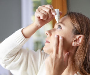 Ten błąd przy zakraplaniu oczu popełnia prawie każdy. Jeden ruch palcem może zwiększyć skuteczność leku o 70 proc.