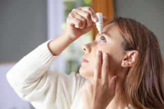 Ten błąd przy zakraplaniu oczu popełnia prawie każdy. Jeden ruch palcem może zwiększyć skuteczność leku o 70 proc.