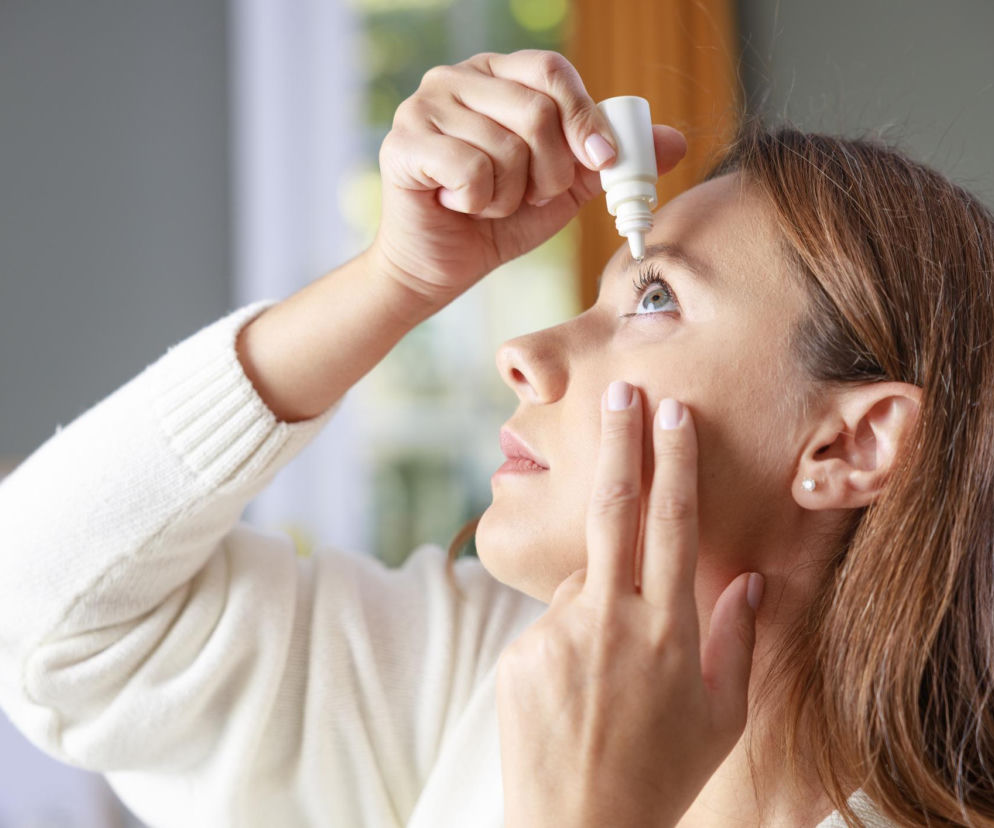 Ten błąd przy zakraplaniu oczu popełnia prawie każdy. Jeden ruch palcem może zwiększyć skuteczność leku o 70 proc.