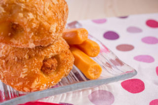 Ziemniaczane pączki z kiełbasą – wytrawny hit na kolację i imprezę z przyjaciółmi