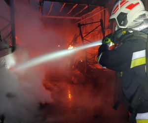 Bydgoszcz: Pożar w zakładzie pianek na terenie byłego Zachemu! Na miejscu 12 zastępów straży pożarnej [ZDJĘCIA]