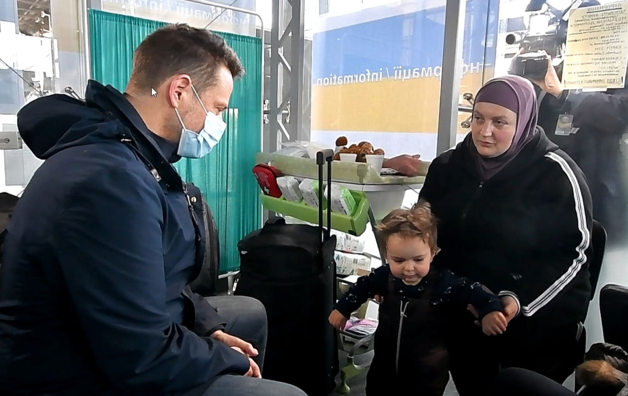 Trzaskowski na na dworcu z uchodźcami z Ukrainy