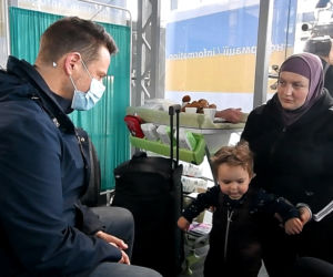 Trzaskowski na na dworcu z uchodźcami z Ukrainy