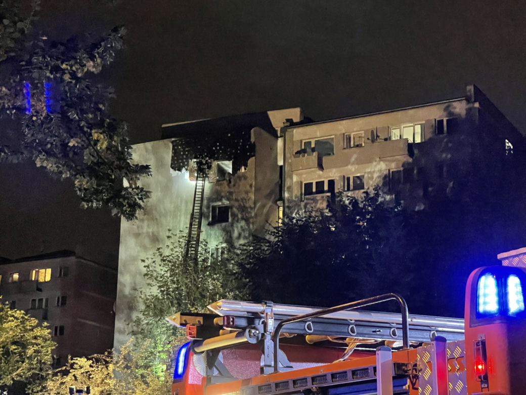Pożar w bloku na Powiślu. Mieszkańcy uciekali na dach. Ogień odciął im drogę 