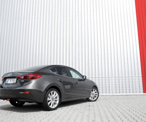 Mazda 3 Sedan 2.0 A/T SkyPASSION vs. Toyota Corolla 1.6 Multidrive S Prestige