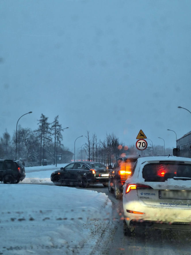 Zima na Podkarpaciu nie odpuszcza. Błoto pośniegowe utrudnia jazdę w regionie