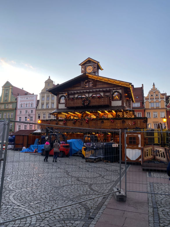 Choinka we Wrocławiu prawie gotowa. Zdania mieszkańców znowu podzielone [ZDJĘCIA]