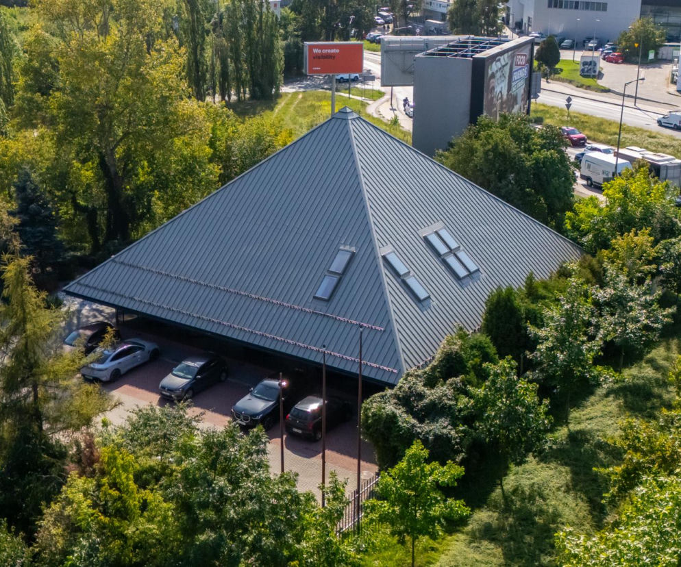 Przeszklony budynek w kształcie piramidy przy ulicy Połczyńskiej w Warszawie, o którym przeczytasz w serwisie Architektura.