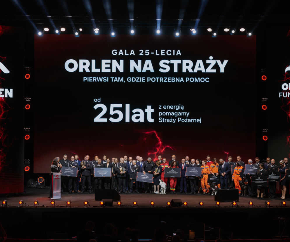 Grupa nagrodzonych osób na scenie Gali 25-lecia ORLEN na straży. O jubileuszu i wsparciu dla OSP przeczytasz na SE.
