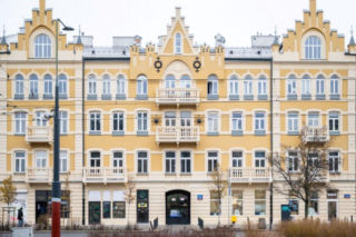 Dzięki renowacji to jedna z najpiękniejszych kamienic w Warszawie. Perełka na Pradze