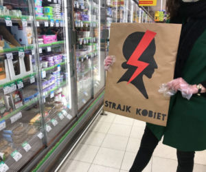 Mieszkanki Otwocka protestują w kolejce do sklepu