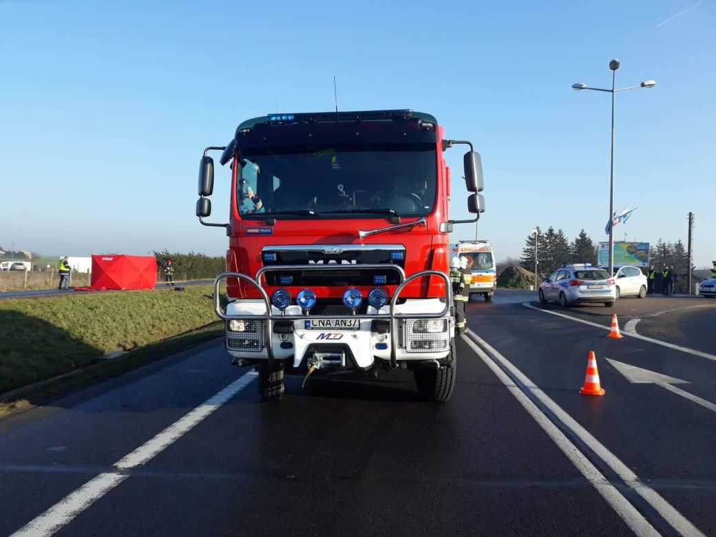 Tragiczny wypadek na DK 10. Nie żyje kierowca osobówki. Ruch odbywa się wahadłowo 