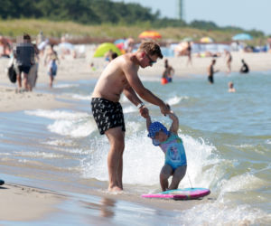 Ale mu Wesoło! Kuba Wesołowski z rodziną na plaży