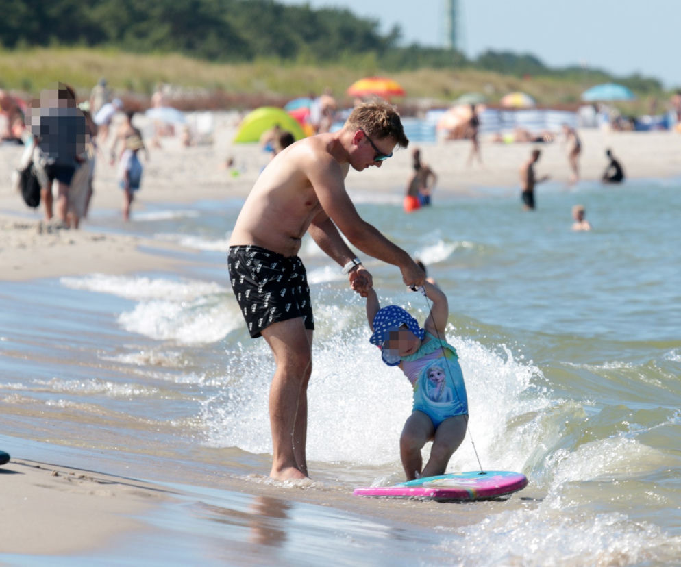 Ale mu Wesoło! Kuba Wesołowski z rodziną na plaży