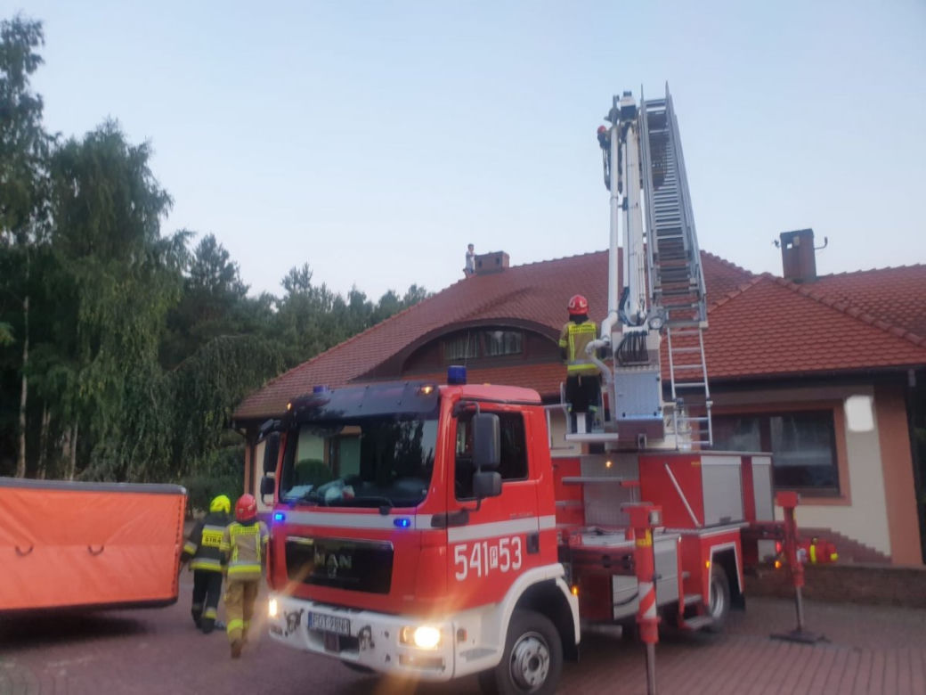 Złodziej wszedł na dach. Groził policjantom. Użyto miotacza pieprzu!