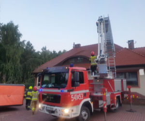 Złodziej wszedł na dach. Groził policjantom. Użyto miotacza pieprzu!