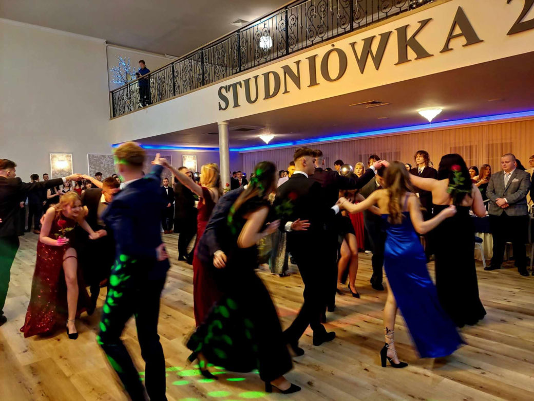 Dwa polonezy na studniówce bydgoskiej Handlówki. W jednym pomogli nauczyciele