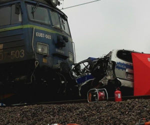 Pociąg uderzył w radiowóz na przejeździe kolejowym