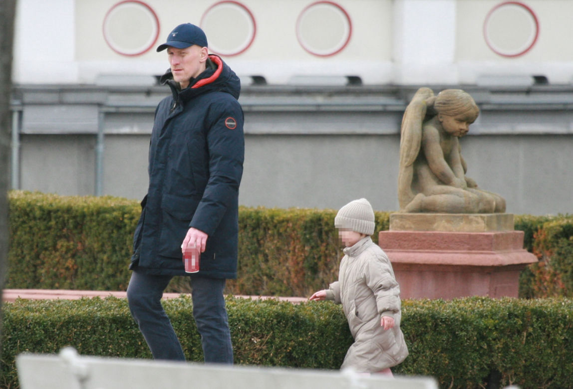 Krzysztof "Diablo" Włodarczyk wyskoczył nad polskie morze z ukochaną córeczką i partnerką