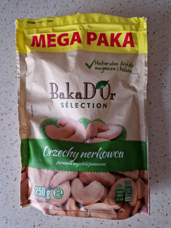 Otworzył paczkę z nerkowcami z Biedronki i złapał się za głowę. Jak to się tam znalazło?!