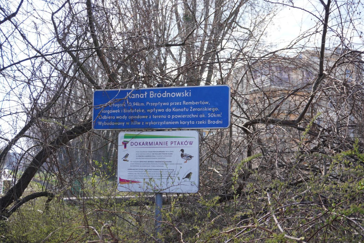Tuż obok pomnika znajduje się Kanał Bródnowski