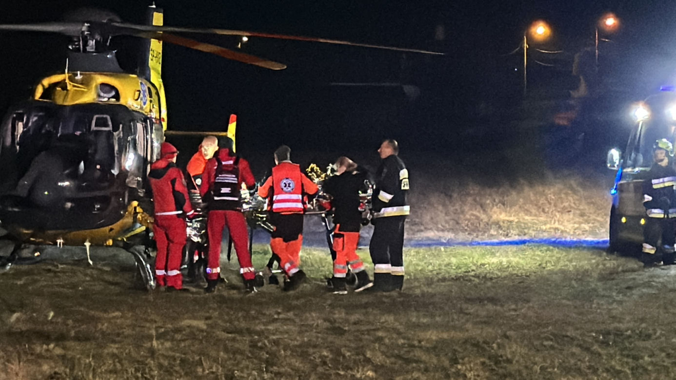 Gigantyczny pożar domku jednorodzinnego w Legionowie. 55-letni Tadeusz trafił do szpitala z poparzeniami całego ciała