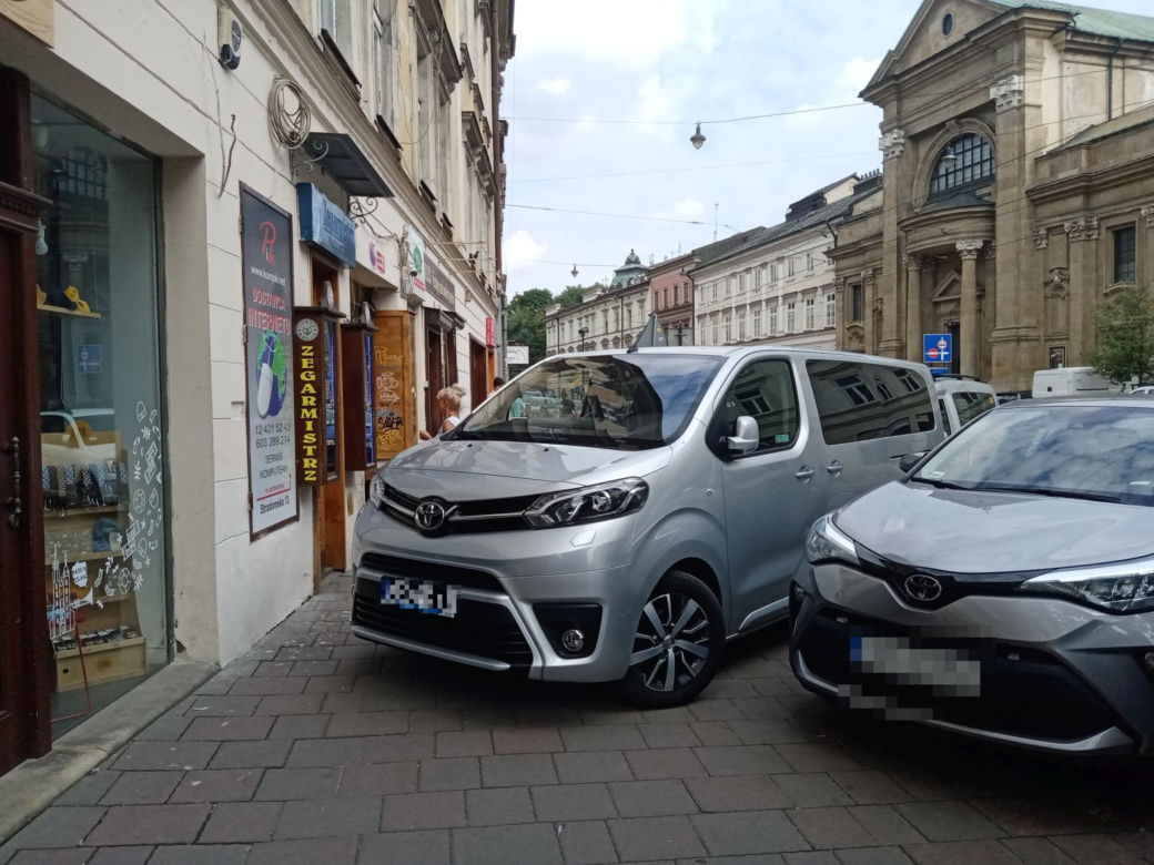 "Miszczowie" parkowania po krakosku. Nie uwierzysz, gdzie zostawiają swoje samochody! 
