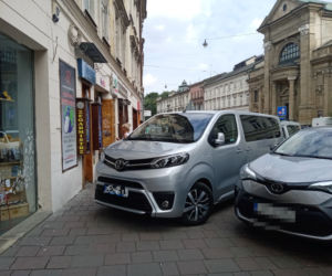 Miszczowie parkowania po krakosku. Nie uwierzysz, gdzie zostawiają swoje samochody! 