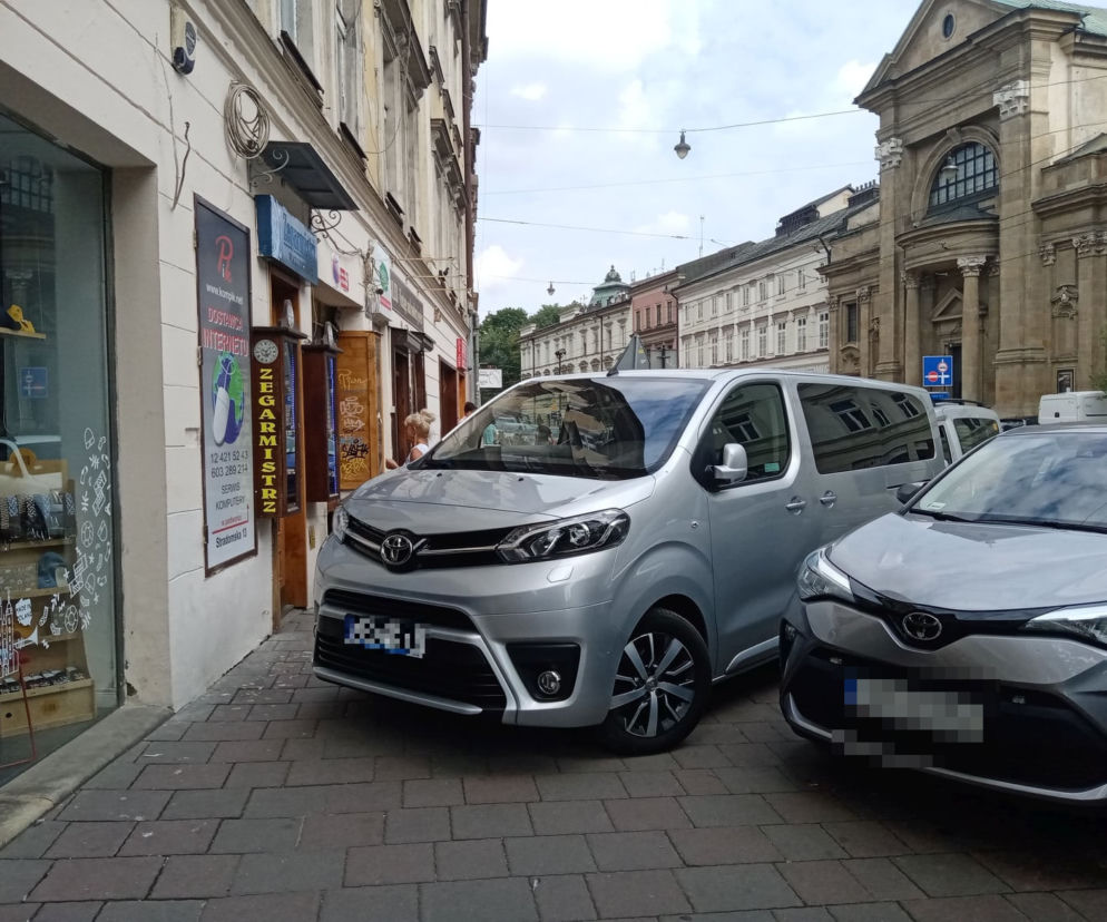 Miszczowie parkowania po krakosku. Nie uwierzysz, gdzie zostawiają swoje samochody! 