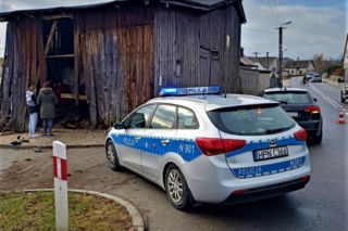 Pomorskie: Wjechał w stodołę i uciekł. Był pod wpływem amfetaminy