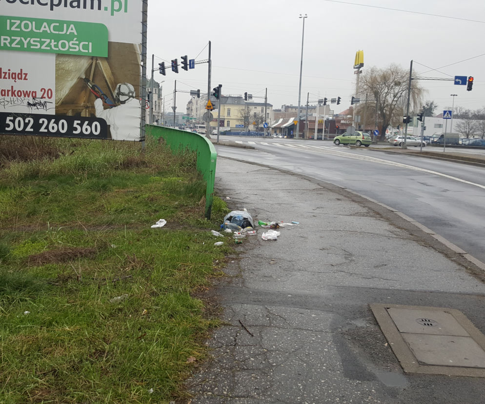 Chodniki często są też zaśmiecane. Tak wyglądała niedawno ulica Dworcowa w Grudziądzu