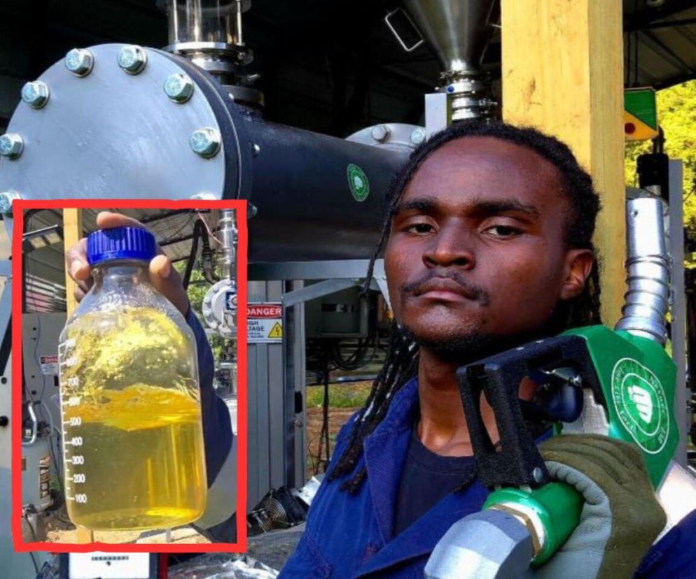 Julian Brown, młody wynalazca ze startupu Nature Jab, trzymający butelkę z żółtym płynem symbolizującym paliwo oraz zielony pistolet do tankowania. Tło stanowi fragment maszyny do recyklingu, co idealnie oddaje temat artykułu na Super Biznes o technologii Plastoline.