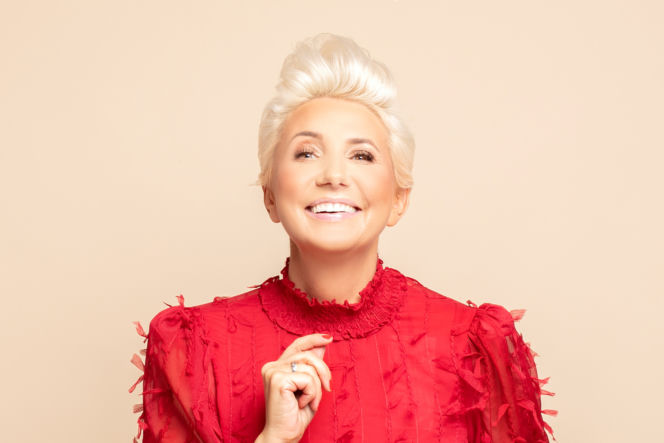 najpiękniejsze fryzury na długie włosy dla kobiet po 50-tce