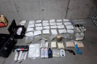 Policja rozbiła grupę handlującą narkotykami. Zatrzymano 12 osób