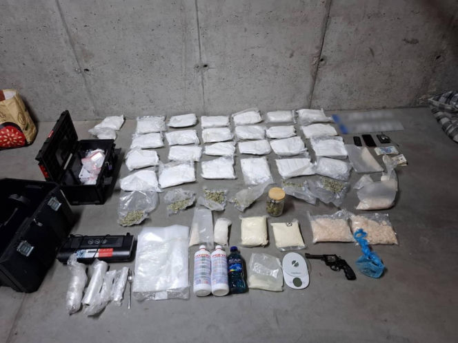 Policja rozbiła grupę handlującą narkotykami. Zatrzymano 12 osób