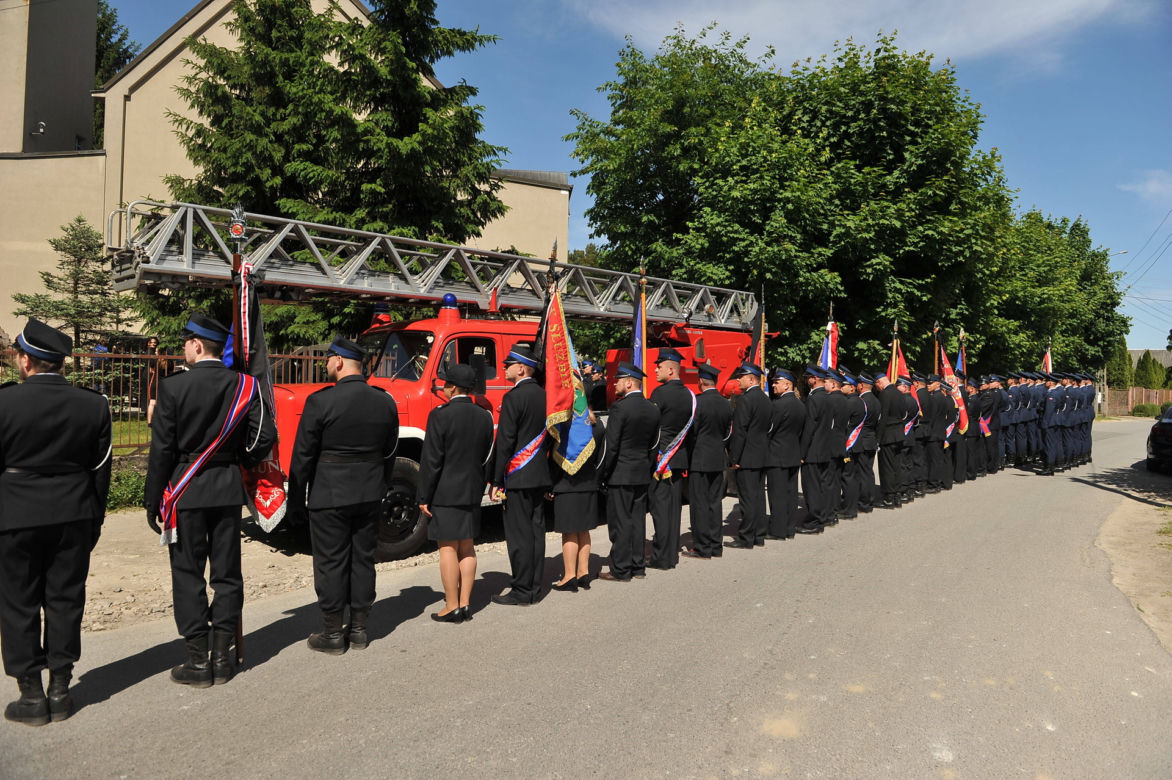 Srebrny orzeł prowadził Arka w ostatniej drodze. Poruszający gest policjantów i strażaków