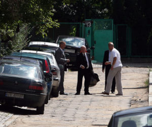 Jarosław Kaczyński z ochroniarzami przed domem na Żoliborzu