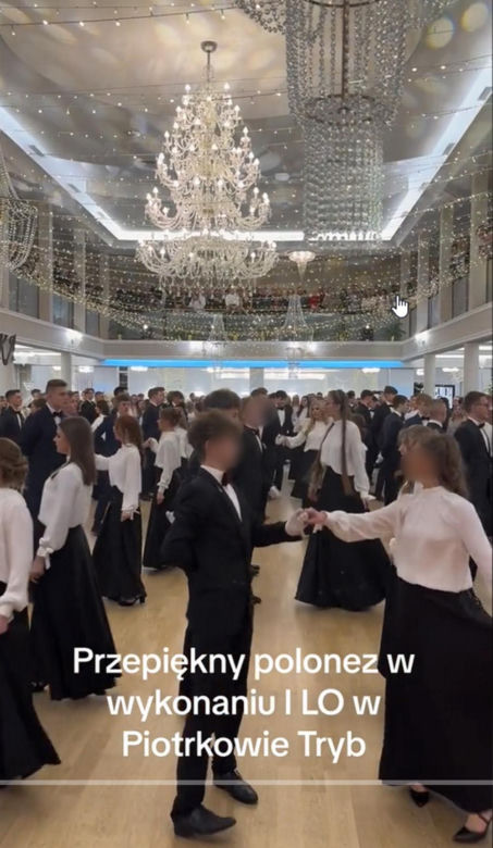 To nagranie ze studniówki zachwyca! Polonez  jak z innych czasów.  Białe bluzki, czarne spódnice