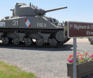 Czołg Sherman Valois zdewastowany. Historyczny symbol walki o wolność Francji pomalowany na różowo