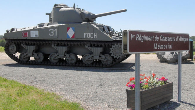 Czołg Sherman "Valois" zdewastowany. Historyczny symbol walki o wolność Francji pomalowany na różowo