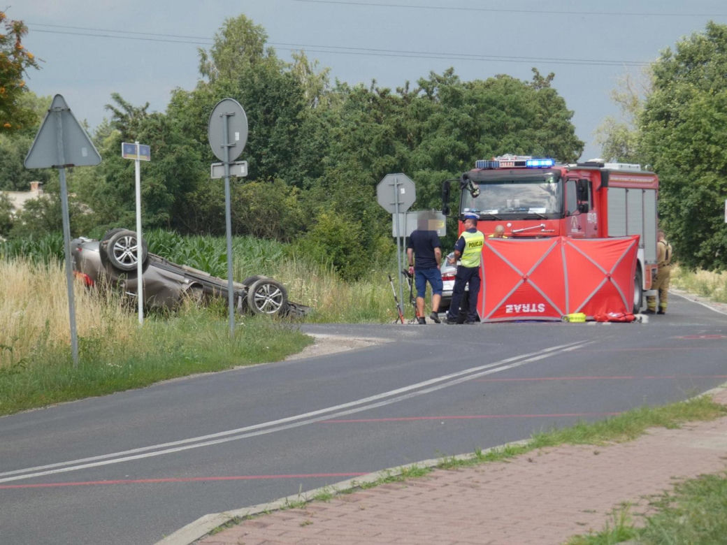 Tragedia na początku wakacji. Rozbite samochody i dachowanie. Kierowca nie miał szans