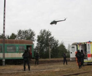 WARKA: Terroryści opanowali pociąg. Strzelanina na stacji kolejowej! + ZDJĘCIA