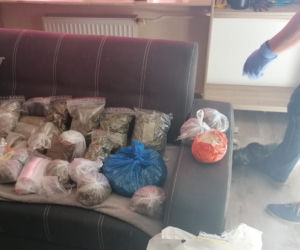 Zlikwidowano „hurtownię” narkotyków. Para w swoim mieszkaniu miała ich 14 kilogramów! 
